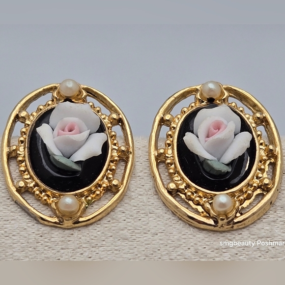 cameo Jewelry - Cameo Flower Earrings w/Faux Pearl Oval Studs Vintage 3D